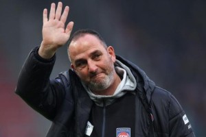 在线入口-带队升级前半区过冬 F.施密特当选踢球者年度人物